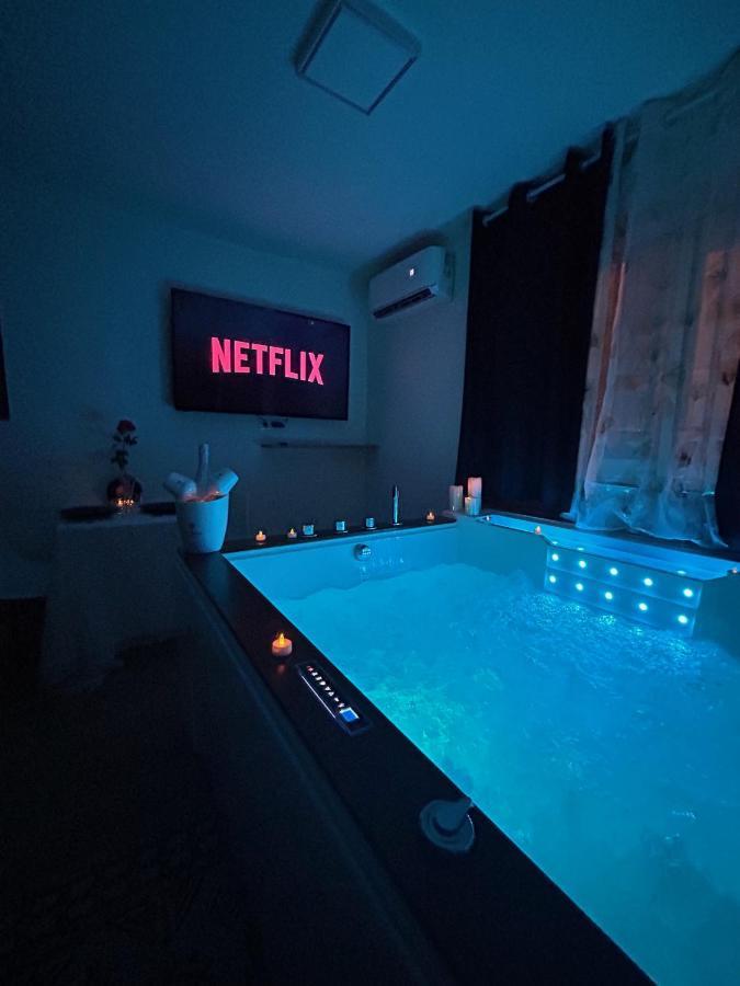 Love Room A Cannes - Appartement 25M2 Pour 2 Personnes Avec Un Jacuzzi Prive Buitenkant foto