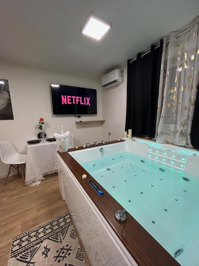 Love Room A Cannes - Appartement 25M2 Pour 2 Personnes Avec Un Jacuzzi Prive Buitenkant foto