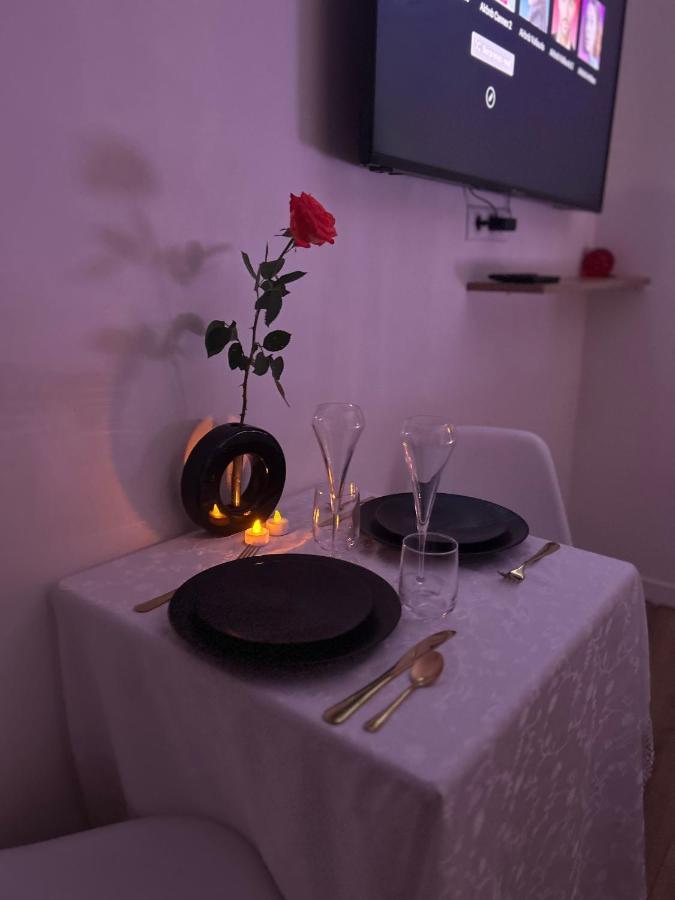 Love Room A Cannes - Appartement 25M2 Pour 2 Personnes Avec Un Jacuzzi Prive Buitenkant foto
