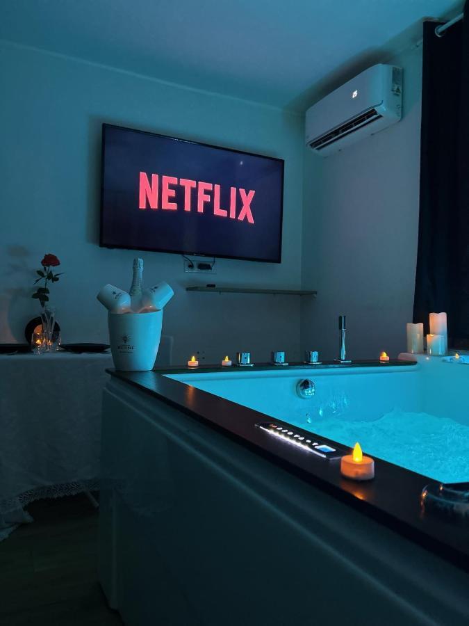 Love Room A Cannes - Appartement 25M2 Pour 2 Personnes Avec Un Jacuzzi Prive Buitenkant foto